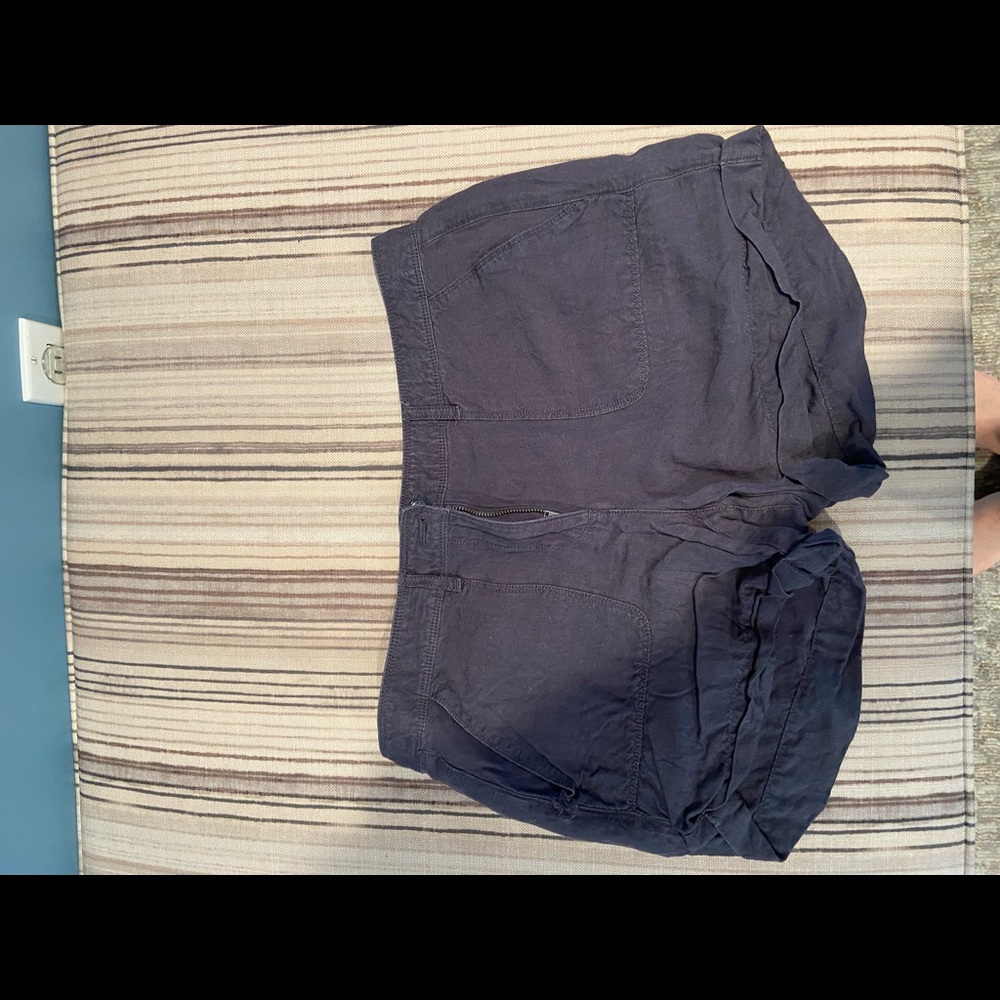 Ann Taylor Loft Linen Blend Shorts. Button and Zipper closure. Size 6, Grey